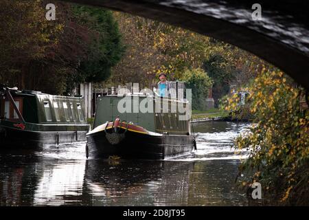 Kanalboote auf dem Coventry Kanal in Atherstone, North Warwickshire. Im Oktober 2020 wurde die Schleuse Nummer zwei auf dem Atherstone-Schleusenflug gebrochen, was dazu führte, dass Boote hochgehalten wurden, wodurch eine Schlange von Booten entstand, die darauf warteten, entlang der Wasserstraße voranzukommen. Stockfoto