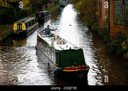 Kanalboote auf dem Coventry Kanal in Atherstone, North Warwickshire. Im Oktober 2020 wurde die Schleuse Nummer zwei auf dem Atherstone-Schleusenflug gebrochen, was dazu führte, dass Boote hochgehalten wurden, wodurch eine Schlange von Booten entstand, die darauf warteten, entlang der Wasserstraße voranzukommen. Stockfoto