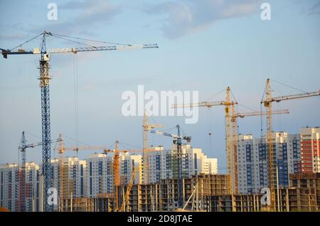 Innen Platz für viele hohe Gebäude im Bau und Kräne Unter einem blauen Himmel arbeiten an Ort und Stelle mit hohen Häusern Stockfoto