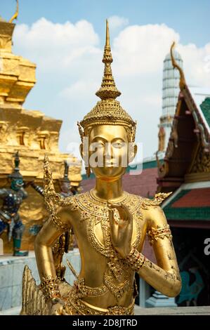 Großer Palast, Tempel des Smaragd-Buddha - Wat Phra Kaew, Bangkok, Thailand - Statue des Theppaksi mythologischen Geschöpfes Stockfoto