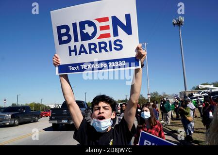 Fort Worth, Texas, USA. Oktober 2020. Unterstützer säumen die Straße zur Unterstützung des Vizepräsidenten Senator K. Harris. Quelle: Lawrence Jenkins/ZUMA Wire/Alamy Live News Stockfoto