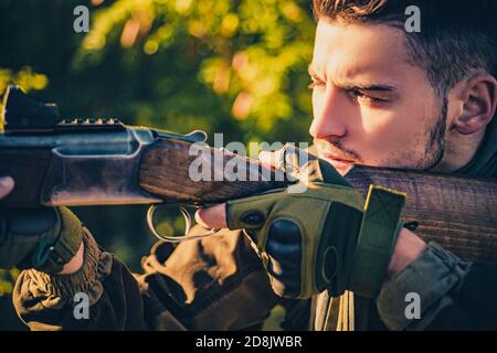 Nahaufnahme Scharfschützen Karabiner bei der Outdoor-Jagd. Gewehr. Jäger mit Schrotflinte auf der Jagd. Stockfoto