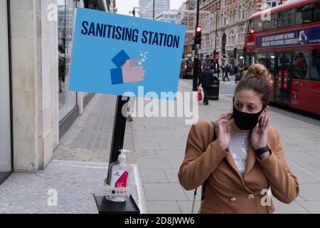 Für Käufer in der Oxford Street steht ein Freihanddesinfektionsmittel zur Verfügung, um die persönliche Hygiene gemäß den Richtlinien der Regierung während der zweiten Welle der britischen Coronavirus-Pandemie am 30. Oktober 2020 in London, England, aufrechtzuerhalten. Stockfoto