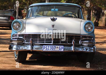 1956 Ford Fairlane Club Limousine, erste Generation, Frontblende mit Kühlergrill, Pretoria, Südafrika Stockfoto