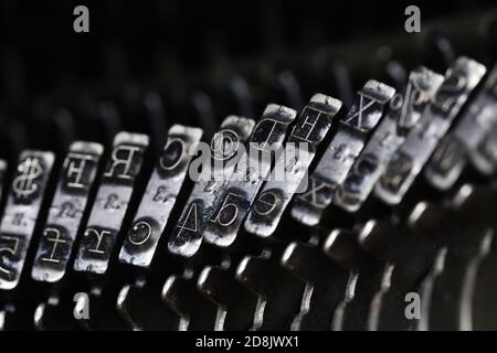 Details von Schreibmaschinenhämmern mit Buchstaben und einigen Symbolen Stockfoto