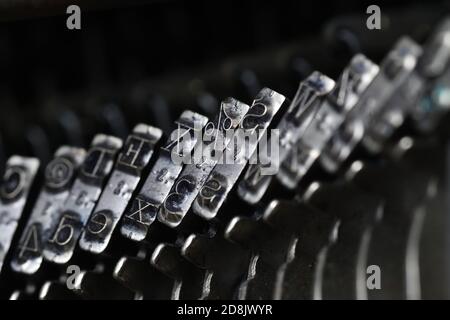 Details von Schreibmaschinenhämmern mit Buchstaben und einigen Symbolen Stockfoto