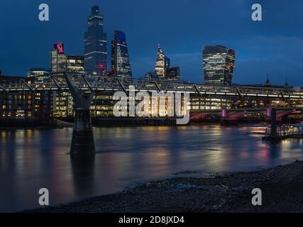 Farbenfrohe Dämmerung mit Blick auf die Stadt London, die Millennium Bridge und die Themse in London. Stockfoto