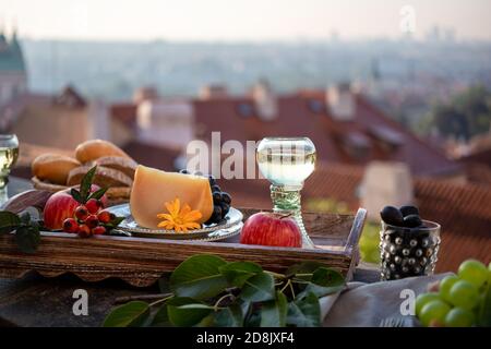 Frühstück auf einem Balkon, mit einem Panorama von Prag im Hintergrund Stockfoto