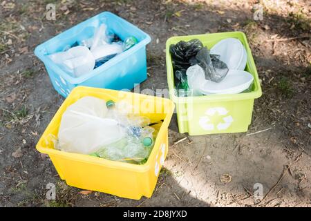Behälter mit Recycling-Symbolen, voller Plastikmüll, Ökologie-Konzept Stockfoto