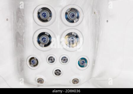 Große und kleine Düsen eines Hydromassage-Systems in einem Jacuzzi-Spa, Nahaufnahme. Stockfoto
