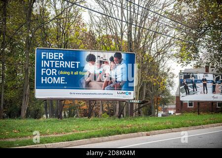 Waynesboro, USA - 27. Oktober 2020: Plakatwand-Anzeige-Schild auf Stadtstraße in ländlicher Stadt Virginia für Faser-Internet für zu Hause von Lumos, ein SE Stockfoto