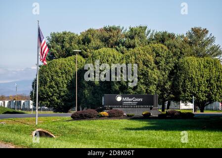 Elkton, USA - 27. Oktober 2020: MillerCoors Brauerei Herstellung Brauereibetrieb Fabrik, Bier Anlage Schild mit amerikanischer Flagge in ländlichen Gräfin Stockfoto