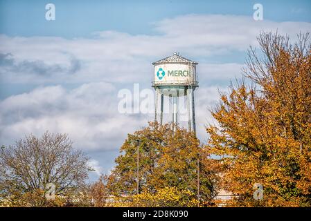 Elkton, USA - 27. Oktober 2020: Wasserturm mit Merck Produktionsanlage Herstellung pharmazeutischer Medikamente Zeichen-Logo in ländlichen Virginia Stockfoto