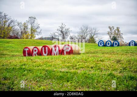 Washington, USA - 27. Oktober 2020: Gott segne Amerika und Donald Trump Slogan Text während der US-Präsidentschaftswahl auf Heuballen in Virginia ru gemalt Stockfoto