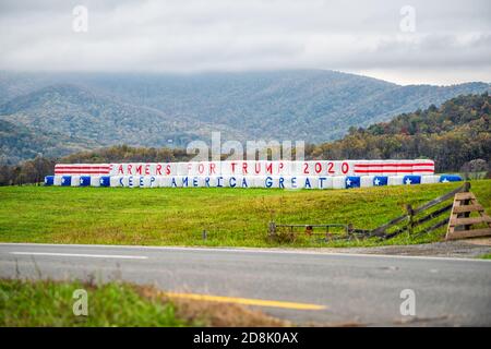 Washington, USA - 27. Oktober 2020: Farmers for Trump and Keep America Great signs Text Slogan bei den US-Präsidentschaftswahlen auf Heuballen in Virg gemalt Stockfoto