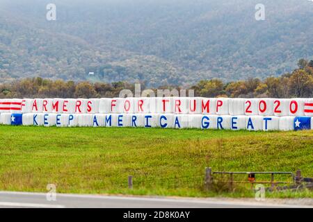 Washington, USA - 27. Oktober 2020: Farmers for Trump and Keep America Great signs Text Slogan bei den US-Präsidentschaftswahlen auf Heuballen auf Virg gemalt Stockfoto