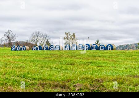 Washington, USA - 27. Oktober 2020: God Bless America Letters Text Slogan während der US-Präsidentschaftswahl auf Heuballen in Virginia ländlichen Graf gemalt Stockfoto