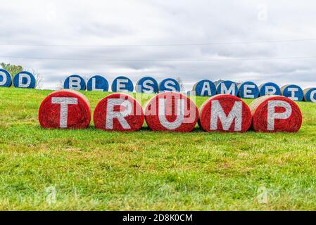 Washington, USA - 27. Oktober 2020: Front of God Bless America and Donald Trump Slogan Text während der US-Präsidentschaftswahl auf Heuballen in VI gemalt Stockfoto