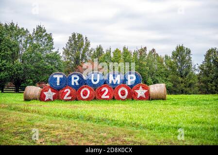 Washington, USA - 27. Oktober 2020: Donald Trump 2020 mit Sternentext während der US-Präsidentschaftswahl auf Heuballen in Virginia ländlichen Landsleuten gemalt Stockfoto