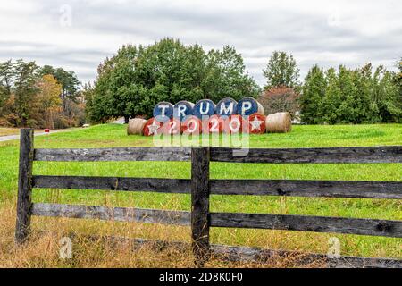 Washington, USA - 27. Oktober 2020: Donald Trump 2020 mit Sternentext bei den US-Präsidentschaftswahlen auf Heuballen in der ländlichen Umgebung von Virginia f Stockfoto