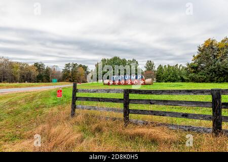 Washington, USA - 27. Oktober 2020: Donald Trump 2020 Sterne Text bei den US-Präsidentschaftswahlen auf Heuballen gemalt, Virginia ländlichen Landfarm, wo Stockfoto