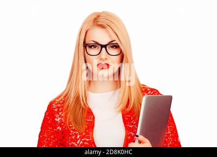 Eine schöne junge Frau in Brillen stehen mit einem Laptop in der Hand trägt rote Spitzenjacke, weißes formelles Hemd isoliert auf weißem Hintergrund mit Stockfoto
