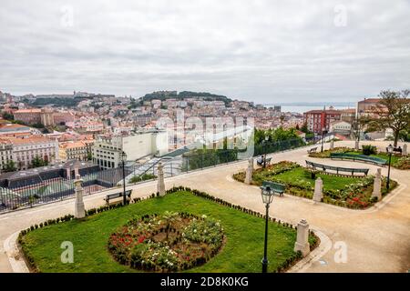 Panorama-Skyline von Lissabon, Portugal. Blick vom Aussichtspunkt Miradouro Sao Pedro de Alcantara. Wolkiger Sommertag Stockfoto