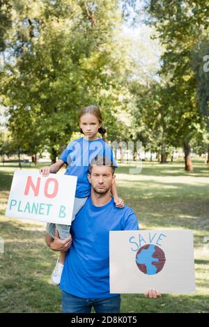 Vater und Tochter halten Plakate mit Globus und keine Planet b Inschrift, Ökologie Konzept Stockfoto