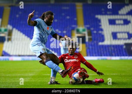 Birmingham, Großbritannien. Oktober 2020. Fankaty Dabo von Coventry City hat sein Kreuz von Omar Richards of Reading während des Sky Bet Championship-Spiels zwischen Coventry City und Reading in St Andrews, Birmingham, England am 30. Oktober 2020 blockiert. Foto von Nick Browning/Prime Media Images. Kredit: Prime Media Images/Alamy Live Nachrichten Stockfoto