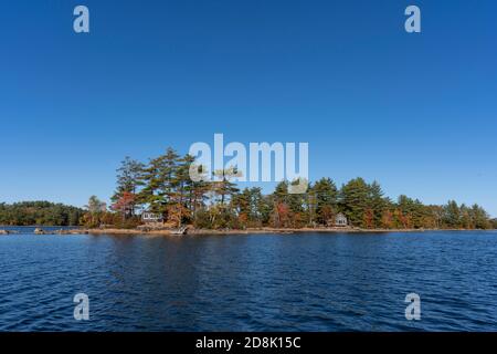 Megunticook See in Camden, Maine am frühen Morgen im Herbst. Foto aus einem alten Stadtkanu während Fliegenfischen. Stockfoto