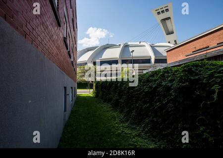 Teil des Olympiastadions sichtbar aus einem Wohngebiet in Hochelaga, Montreal, QC, Kanada Stockfoto