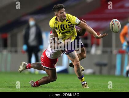 Oliver Gildart von Wigan Warriors (rechts) wird von St. Helens' Kevin Naiqama während des Betfred Super League-Spiels im total Wicked Stadium, St. Helens, angegangen. Stockfoto