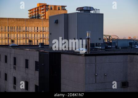 Gebäude bei Sonnenaufgang in Longueuil, QC, Kanada Stockfoto