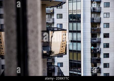 Ein Mann steht auf seinem Kondominium Balkon in Longueuil, QC, Kanada Stockfoto