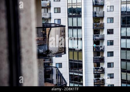 Ein Mann steht auf seinem Kondominium Balkon in Longueuil, QC, Kanada Stockfoto