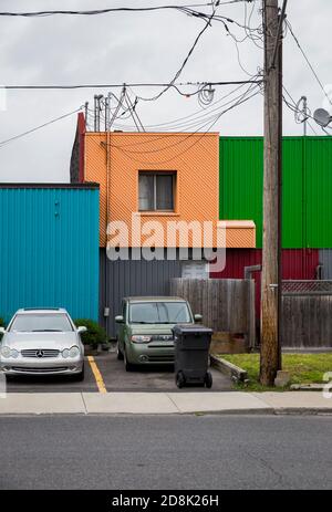 Farbenfrohe Gebäude aus Schiffscontainern in Longueuil, Quebec, Kanada Stockfoto