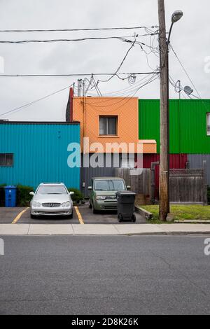 Farbenfrohe Gebäude aus Schiffscontainern in Longueuil, Quebec, Kanada Stockfoto