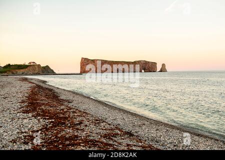 Schöner berühmter Rocher Perce Felsen in Gaspe Stockfoto