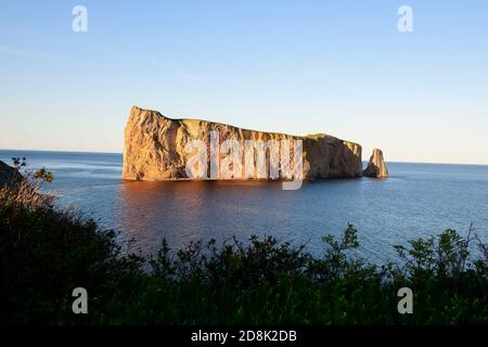 Schöner berühmter Rocher Perce Felsen in Gaspe Stockfoto