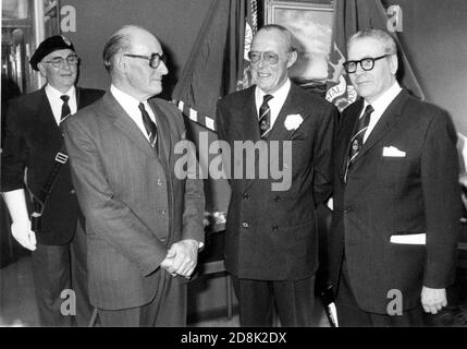 PRINZ BERNHARD DER NIEDERLANDE IN PORTSMOUTH TEILNAHME AN DER VERSAMMLUNG DER COASTAL FORCES VETERANS ASSOCIATION. LE NACH R. CAPT. PETER DICKENS (PRÄSIDENT), PRINZ BERNHARD UND GORDON STEVENS (GRÜNDUNGSMITGLIED). PORTSMOUTH 1983 Stockfoto