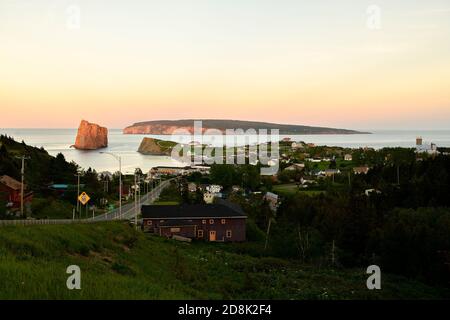 Schöner berühmter Rocher Perce Felsen in Gaspe Stockfoto