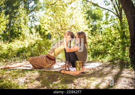 Massagetherapeut wendet ihre Massagefähigkeiten auf ihren Klienten im Tageslicht an. Stockfoto