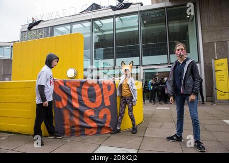 London, Großbritannien. Oktober 2020. Kinder kommen zu Aktivisten, die als HS2-Arbeiter verkleidet sind, bei einem HS2-Chainsaw-Massaker vor der Ausstellung Among the Trees in der Hayward Gallery. Der Protest sollte die Entwaldung hervorheben, einschließlich der täglichen Umweltzerstörung für das umstrittene Hochgeschwindigkeits-Eisenbahnprojekt HS2, und Fälle von Gewalt und Brutalität durch Sicherheitskräfte und Gerichtsvollzieher, die im Auftrag von HS2 Ltd. Arbeiten.Quelle: Mark Kerrison/Alamy Live News Stockfoto