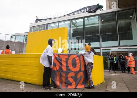 London, Großbritannien. Oktober 2020. Anti-HS2-Aktivisten veranstalten vor der Ausstellung Among the Trees in der Hayward Gallery einen HS2-Kettensägen-Massaker. Der Protest sollte die Entwaldung hervorheben, einschließlich der täglichen Umweltzerstörung für das umstrittene Hochgeschwindigkeits-Eisenbahnprojekt HS2, und Fälle von Gewalt und Brutalität durch Sicherheitskräfte und Gerichtsvollzieher, die im Auftrag von HS2 Ltd. Arbeiten.Quelle: Mark Kerrison/Alamy Live News Stockfoto