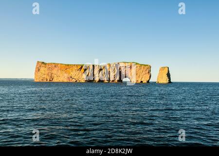 Schöner berühmter Rocher Perce Felsen in Gaspe Stockfoto