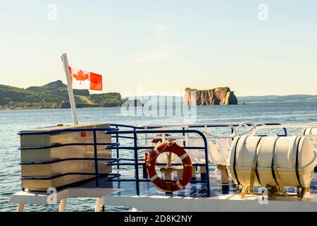 Schöner berühmter Rocher Perce Felsen in Gaspe Stockfoto