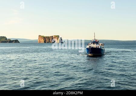 Schöner berühmter Rocher Perce Felsen in Gaspe Stockfoto