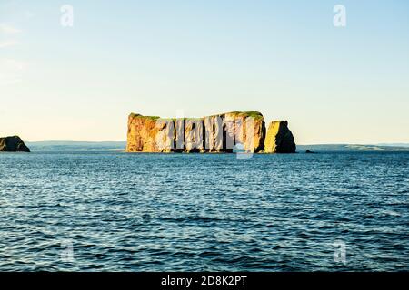 Schöner berühmter Rocher Perce Felsen in Gaspe Stockfoto