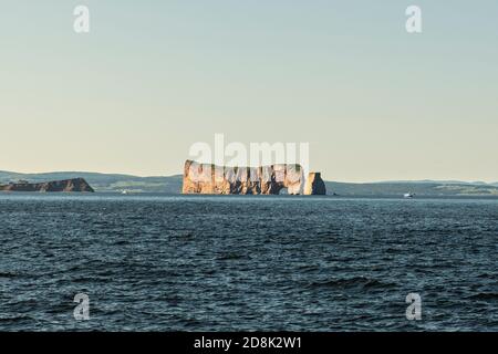 Schöner berühmter Rocher Perce Felsen in Gaspe Stockfoto