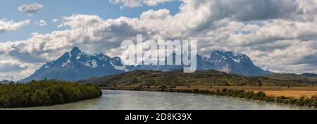 Blick über den Serrano-Fluss im Torres del Paine Nationalpark, Chile Stockfoto